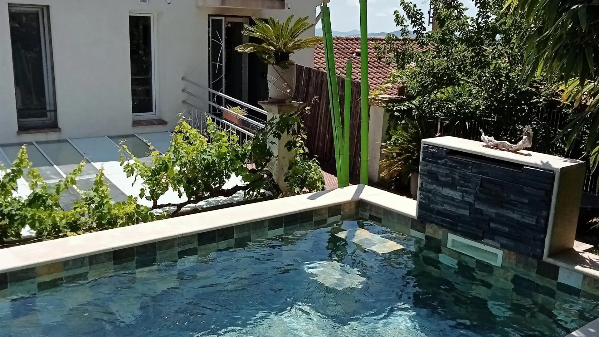 Logement De Charme Avec Piscine Et Jacuzzi Carnoules